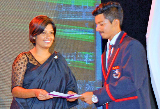 Lakshan Fernando (De La Salle, College, Mutwal) who was voted as the Most Popular Schoolboy Cricketer Of The Year (Silver Div.111)